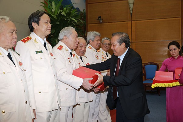 Phó Thủ tướng Thường trực gặp mặt cán bộ Công an chi viện chiến trường miền Nam ảnh 1