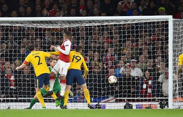 Xem màn trình diễn cuối cùng ở đấu trường châu Âu trên sân Emirates của HLV Wenger ảnh 2