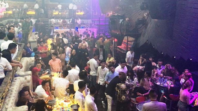 Bên trong quán bar Sài Gòn bị đột kích phát hiện dân chơi phê ma tuý ảnh 1