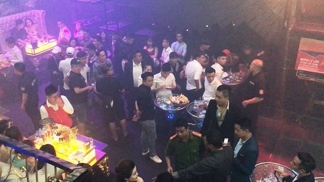Bên trong quán bar Sài Gòn bị đột kích phát hiện dân chơi phê ma tuý ảnh 2