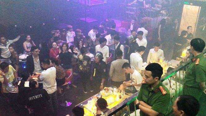 Bên trong quán bar Sài Gòn bị đột kích phát hiện dân chơi phê ma tuý ảnh 3