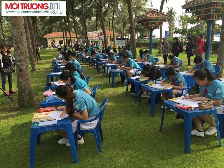 Chùm ảnh: Hơn 100 học sinh thi vẽ tranh “Biển đảo quê em” ở Đà Nẵng ảnh 2