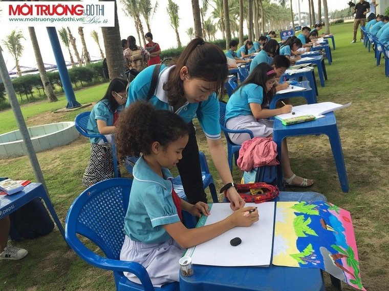 Chùm ảnh: Hơn 100 học sinh thi vẽ tranh “Biển đảo quê em” ở Đà Nẵng ảnh 3