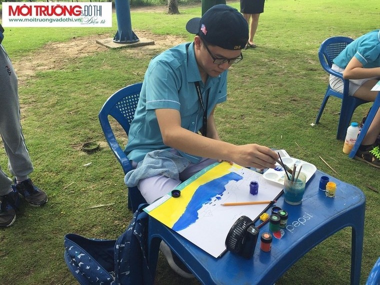 Chùm ảnh: Hơn 100 học sinh thi vẽ tranh “Biển đảo quê em” ở Đà Nẵng ảnh 5