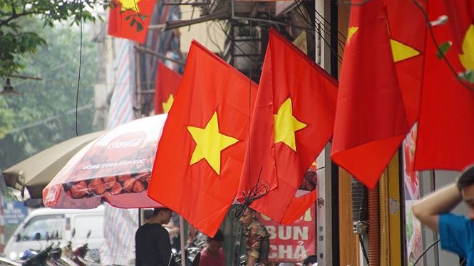 Phố phường Hà Nội rực rỡ cờ đỏ sao vàng mừng ngày thống nhất ảnh 4