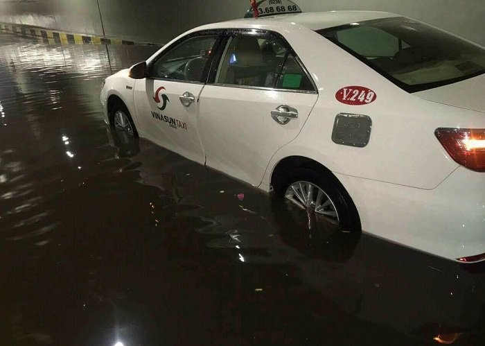 Sau cơn mưa, hầm chui trăm tỷ biến thành sông ảnh 1