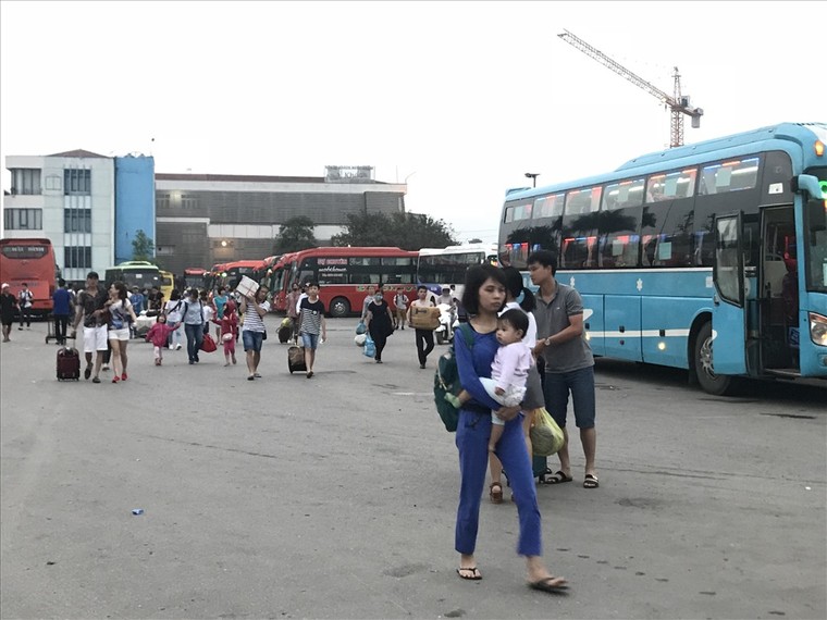 Người dân mệt nhoài trở lại thành phố sau kỳ nghỉ lễ ảnh 1