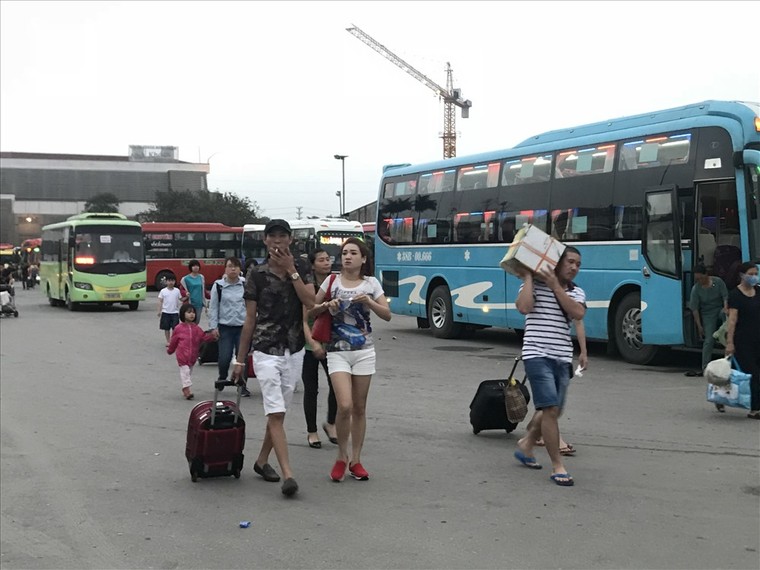 Người dân mệt nhoài trở lại thành phố sau kỳ nghỉ lễ ảnh 4