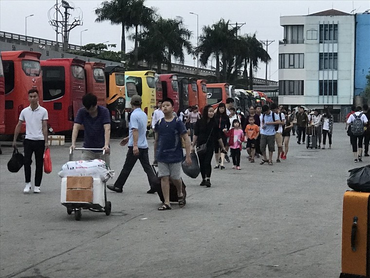 Người dân mệt nhoài trở lại thành phố sau kỳ nghỉ lễ ảnh 7