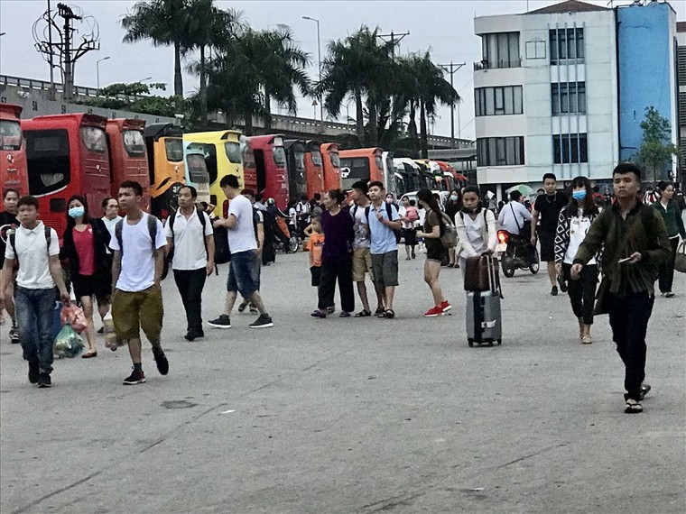 Người dân mệt nhoài trở lại thành phố sau kỳ nghỉ lễ ảnh 8