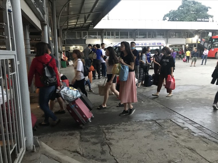 Người dân mệt nhoài trở lại thành phố sau kỳ nghỉ lễ ảnh 9