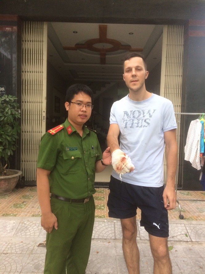 Du khách cứu 2 em nhỏ trong đám cháy: ‘Ai chứng kiến cũng sẵn sàng cứu’ ảnh 4