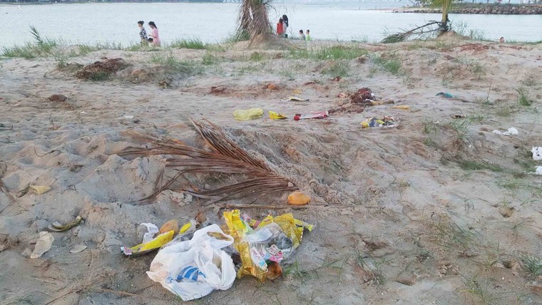 Quảng Ninh: Rác ngập ngụa bãi tắm ở đảo Tuần Châu ảnh 5