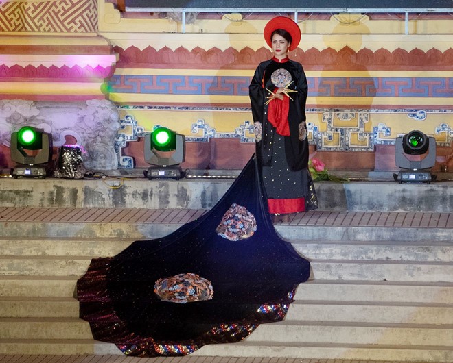 Người mẫu Việt mặc áo dài, đeo móng tay giống phụ nữ Mãn Thanh? ảnh 1