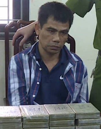 Cảnh sát bao vây kẻ mang súng, vận chuyển 12 bánh heroin ảnh 1