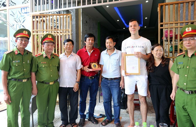 Máy bay nhầm đường băng và 'biệt phủ' trá hình ảnh 11