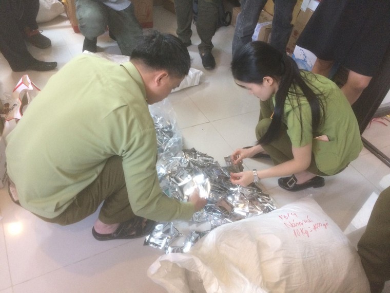 Hà Nội: Tịch thu hàng nghìn gói mỹ phẩm không rõ nguồn gốc ảnh 1