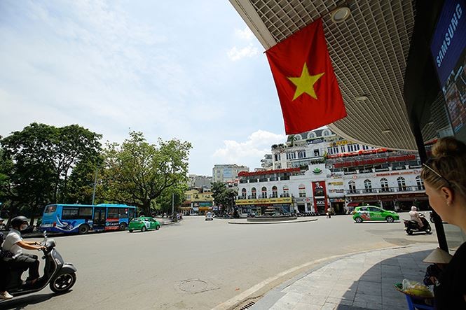 Người dân Hà Nội vật vã trong cái nóng nung người đầu hè ảnh 9