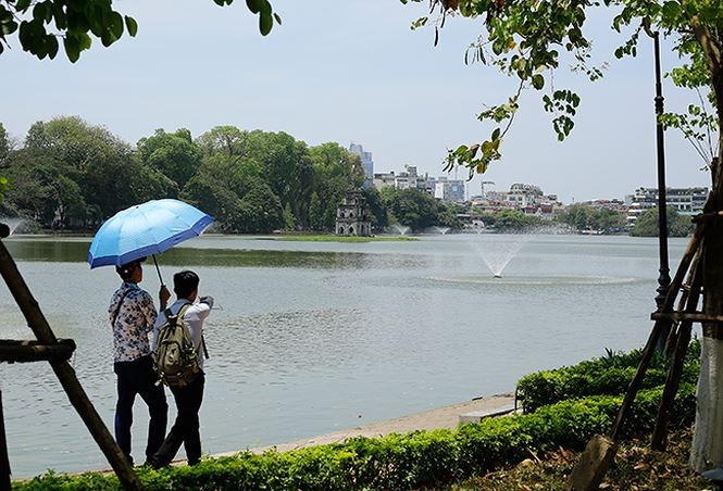 Người dân Hà Nội vật vã trong cái nóng nung người đầu hè ảnh 10