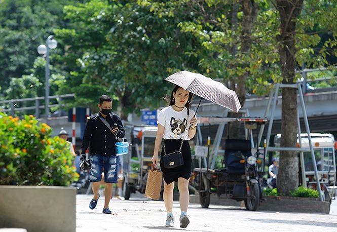 Người dân Hà Nội vật vã trong cái nóng nung người đầu hè ảnh 1