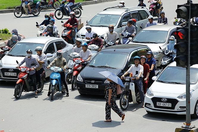 Người dân Hà Nội vật vã trong cái nóng nung người đầu hè ảnh 3