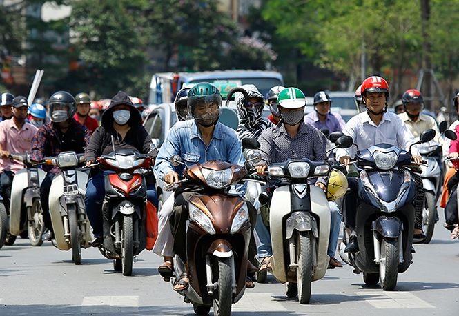 Người dân Hà Nội vật vã trong cái nóng nung người đầu hè ảnh 5