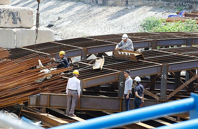 Người dân Hà Nội vật vã trong cái nóng nung người đầu hè ảnh 6