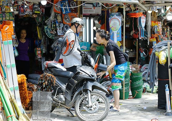 Người dân Hà Nội vật vã trong cái nóng nung người đầu hè ảnh 7