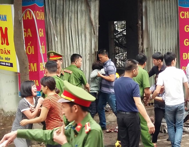 Nhiều tiếng kêu cứu trong ngôi nhà 3 tầng bốc cháy ở chân cầu Vĩnh Tuy ảnh 2