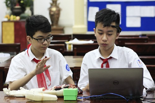 Học sinh lớp 8 chế cánh tay robot điều khiển bằng suy nghĩ ảnh 1