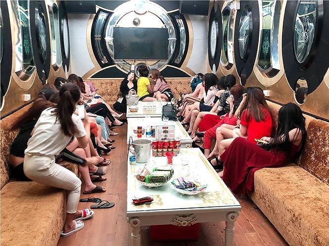 Toàn cảnh cuộc đột kích liên hoàn các tụ điểm thác loạn ở Sài Gòn ảnh 3