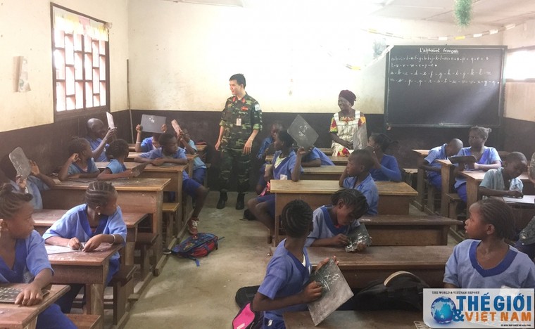 Bộ đội Cụ Hồ 'gieo chữ' ở Trung Phi ảnh 2