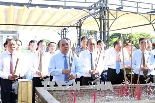 Lãnh đạo Chính phủ dâng hương tại Nghĩa trang Liệt sỹ Quốc gia Trường Sơn ảnh 1