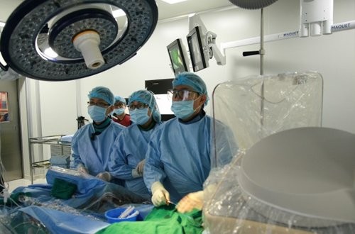 Thay van tim thành công cho cụ ông 90 tuổi ảnh 1