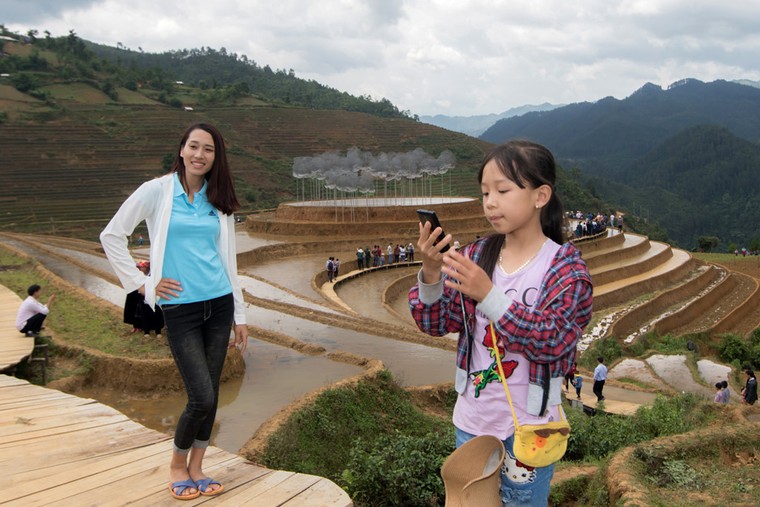 Xếp hàng xem mây pha lê trên ruộng bậc thang đang gây xôn xao ảnh 11