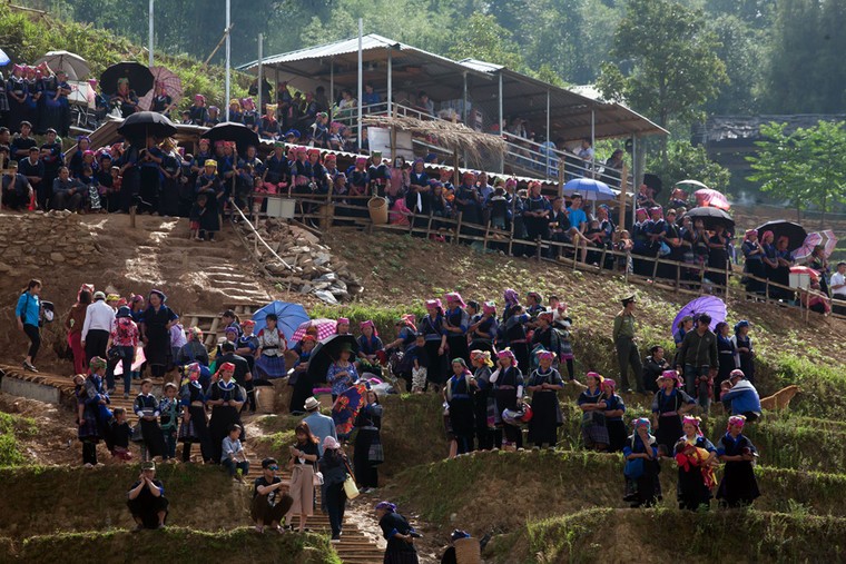 Xếp hàng xem mây pha lê trên ruộng bậc thang đang gây xôn xao ảnh 7