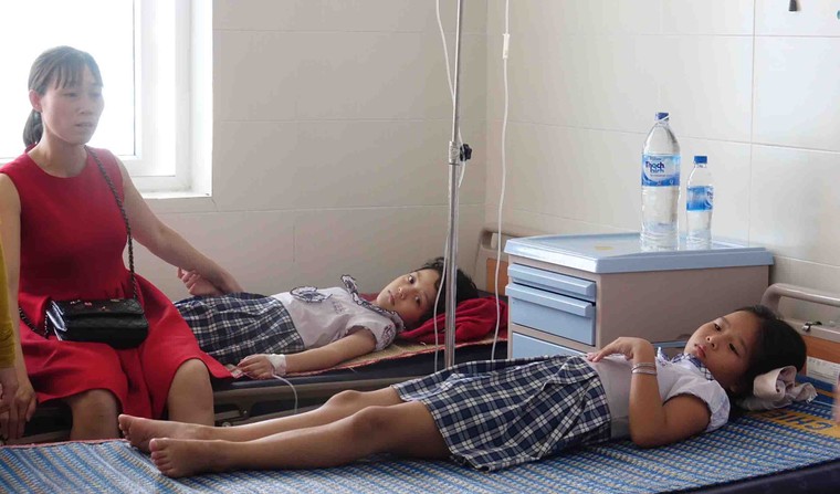 Hơn 40 học sinh ngộ độc nghi do uống trà sữa liên hoan cuối năm ảnh 1