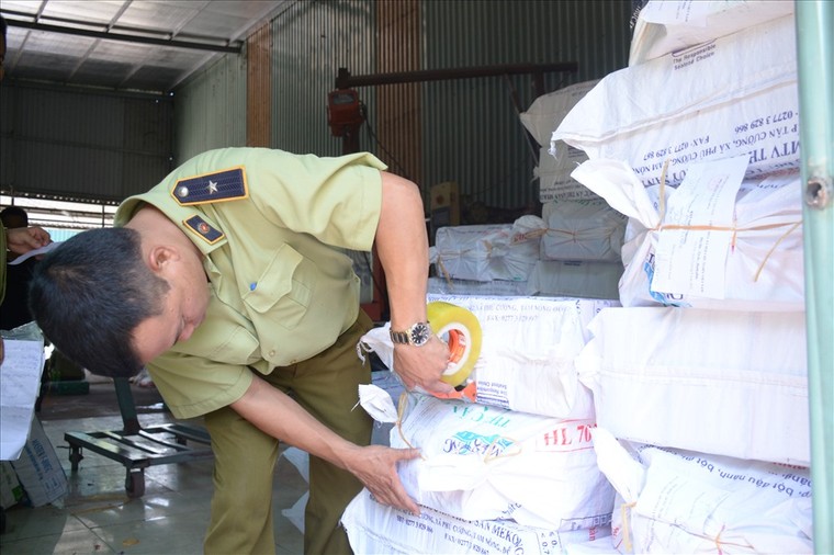 Hà Nội: Thu giữ, niêm phong hàng nghìn sản phẩm thanh kẹp giả mạo nhãn hiệu ảnh 7