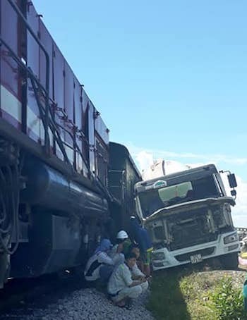 Tàu hàng đâm xe bồn, đường sắt tê liệt hơn một giờ ảnh 1