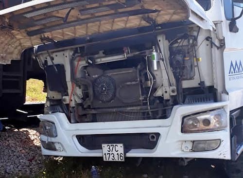 Tàu hàng đâm xe bồn, đường sắt tê liệt hơn một giờ ảnh 2