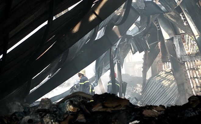 Hơn trăm cảnh sát dập lửa trong khu công nghiệp ở Sài Gòn ảnh 2