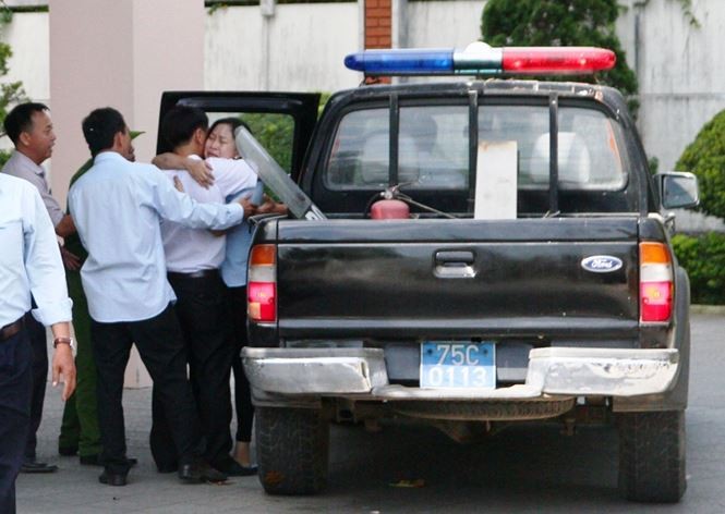 Gần 1 giờ nghẹt thở giải cứu con tin bị kẻ ngáo đá khống chế ở Huế ảnh 3