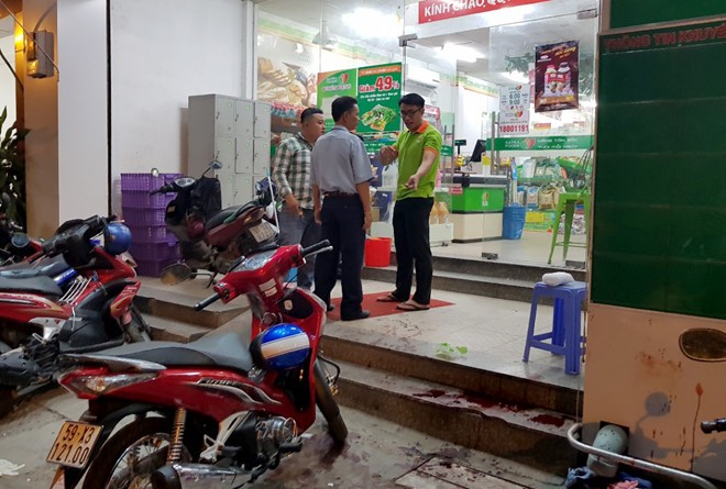 Phút vật lộn với tên cướp có dao của 3 nhân viên ngân hàng ảnh 1