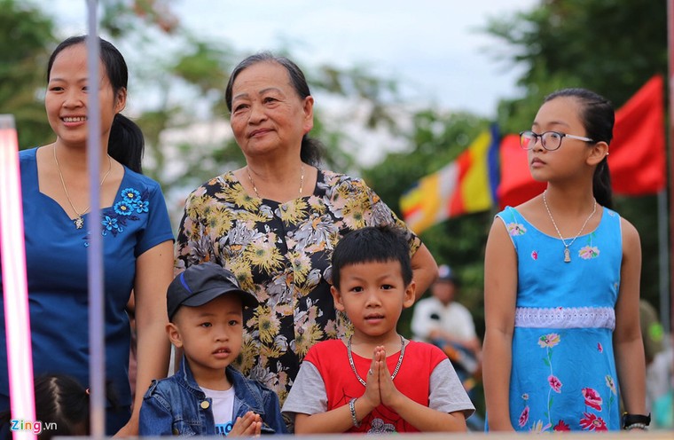 Phóng sinh ở Hà Nội, Sài Gòn, rước Phật tại Huế ngày Phật đản ảnh 14