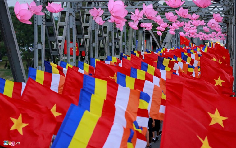 Phóng sinh ở Hà Nội, Sài Gòn, rước Phật tại Huế ngày Phật đản ảnh 7