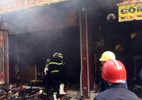 Cảnh sát phá cửa, dập lửa trong cửa hàng gốm sứ ở Sài Gòn ảnh 1