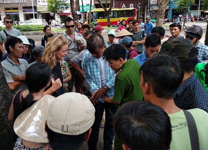 Người Sài Gòn bắt 2 kẻ cướp túi xách của du khách như phim hành động ảnh 1