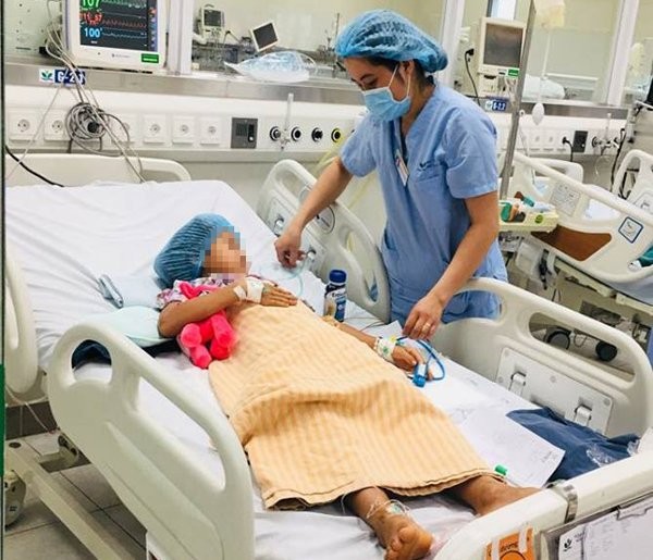 Hai chị em sinh đôi ăn thịt cóc, chị tử vong, em nguy kịch ảnh 1