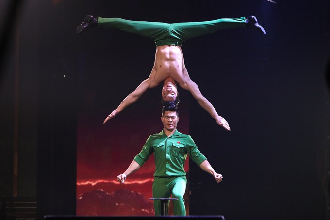 Quốc Cơ - Quốc Nghiệp làm khán giả thót tim tại chung kết Britain's Got Talent ảnh 1