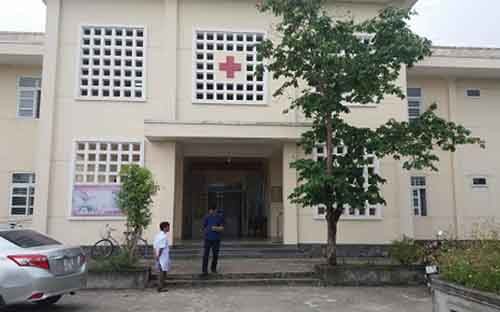 Nữ y tá bất cẩn đổ cả lọ văcxin bại liệt vào miệng em bé ảnh 1